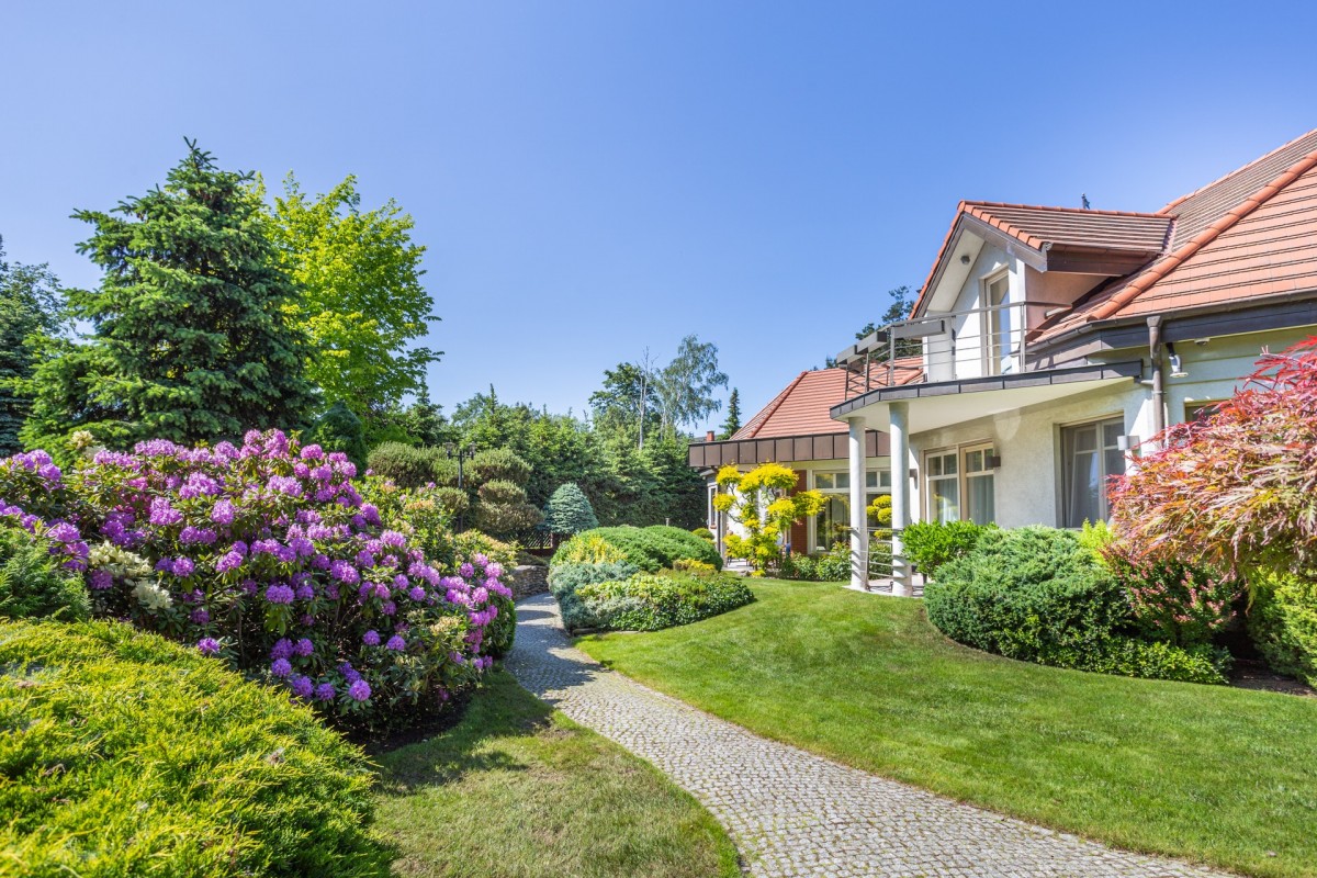 🏡Хороший 4-комнатный дом на живописном участке с прудом на продажу в  Варшаве, Białołęka | Okeask